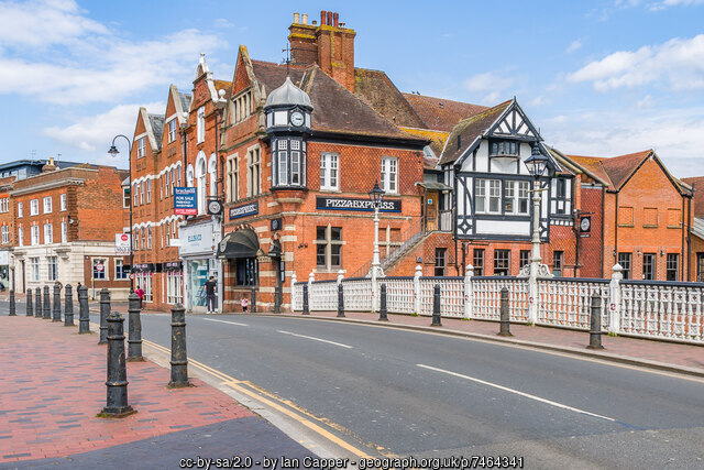 The bridge carrying Tonbridge High Street over the Medway.